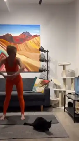 Пользовательница FitStars тренируется дома