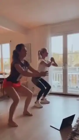 Пользователь FitStars тренируется дома