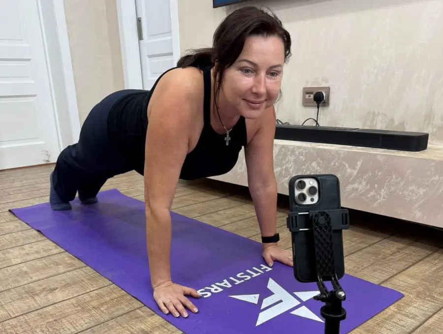 Юля занимается дома на коврике FitStars