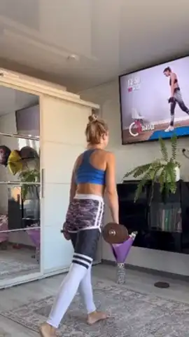 Пользователь FitStars тренируется дома